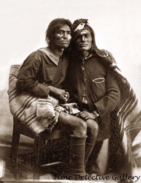 Casal de homens dois espíritos da tribo Navajo.