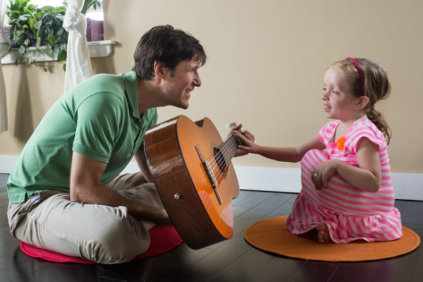 A musicoterapia tem produzido efeitos terapêuticos extraordinários em crianças autistas.