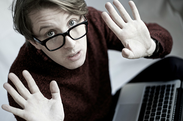 O comediante britânico James Veitch