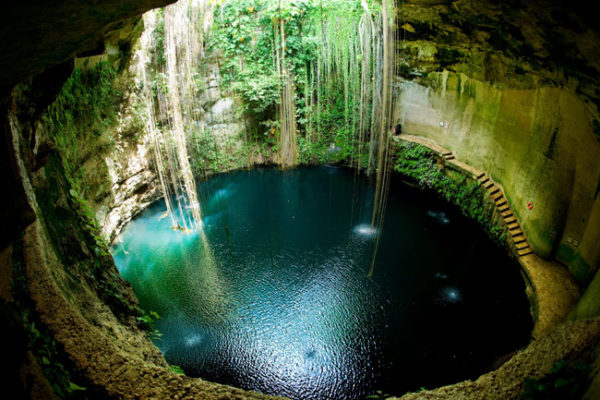 Um cenote da Península de Yucatán, no México, é uma reserva de água doce que aflora à superfície