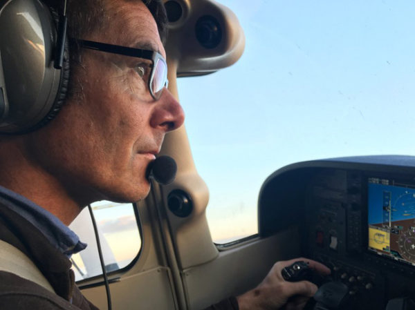 O ornitólogo Wikelski em seu avião Cessna, acompanha revoada de pássaros migratórios.