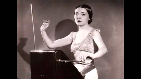 A jovem Clara Rockmore, durante uma das suas performances ao theremin.