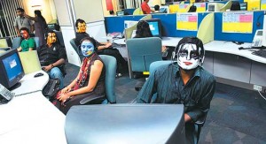 mascarados no escritorio