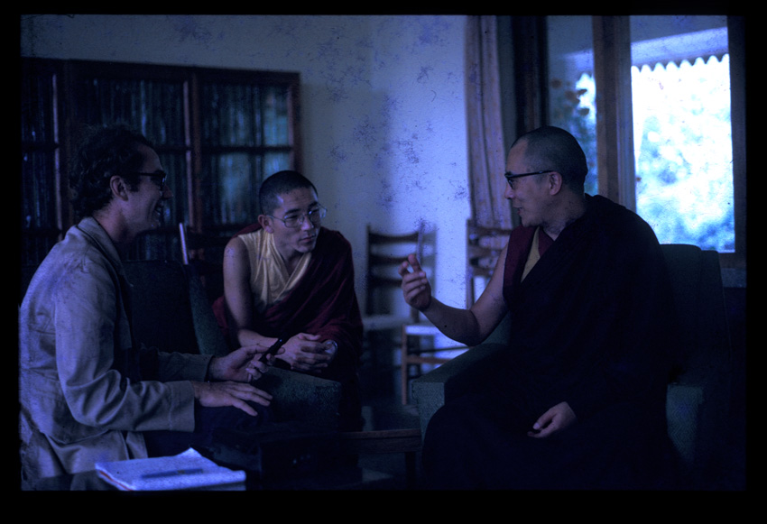 Daramsala, Luis com Dalai Lama e seu secretário_1972