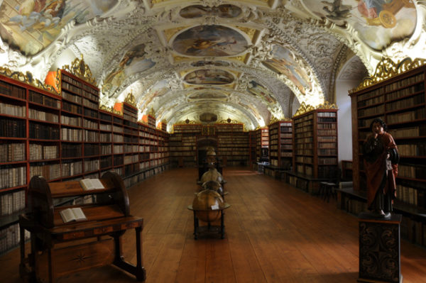 A esplêndida Biblioteca Clementinum, no complexo arquitetônico Barroco Clementinum, em Praga. Mozart a visitou várias vezes. 