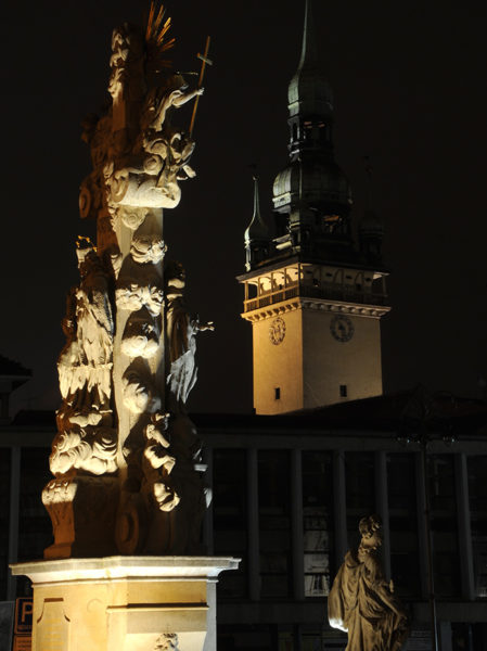 Ângulo noturno da área central de Brno, cidade que Mozart visitou várias vezes.