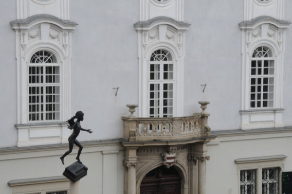 Em Brno, o casarão onde Mozart morou em Brno, hoje transformado em Centro Cultural do município. A estátua de bronze representa o compositor ainda muito jovem.