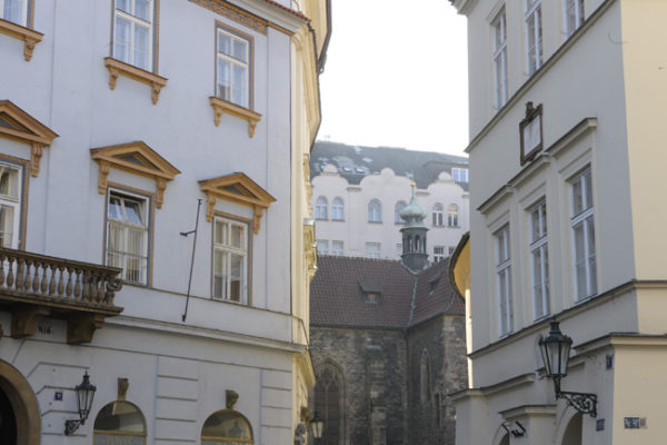 À direita, o apartamento de Mozart no centro da Cidade Velha. À esquerda morava o amigo checo com quem ele varava as madrugadas conversando, de janela a janela.