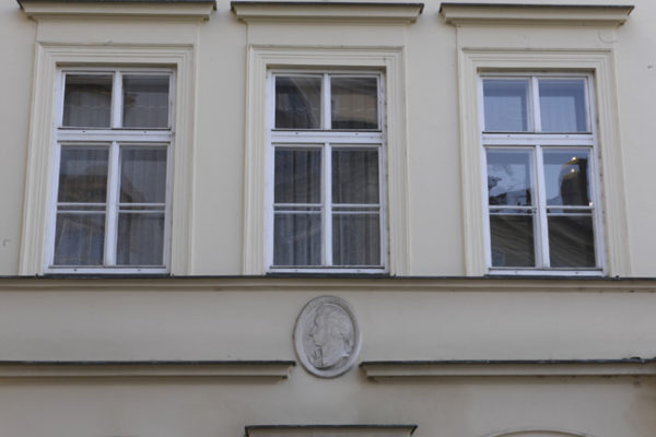 Efígie de Mozart sob as janelas do seu apartamento, no coração da Cidade velha, em Praga.