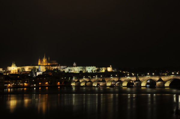 O Castelo visto desde a margem do rio Moldava.