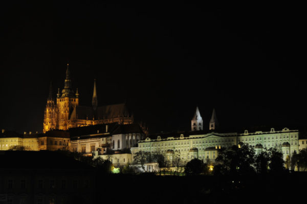 Panorama noturno da colina do Castelo, em Praga.