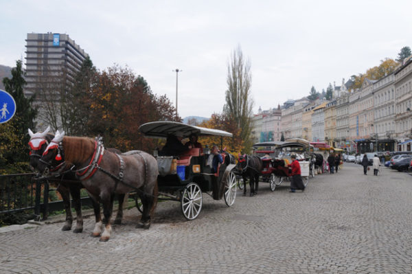 Carroças de passeio esperam passageiros na rua central das Termas de Karlovy Váry, lugar que o compositor adorava.