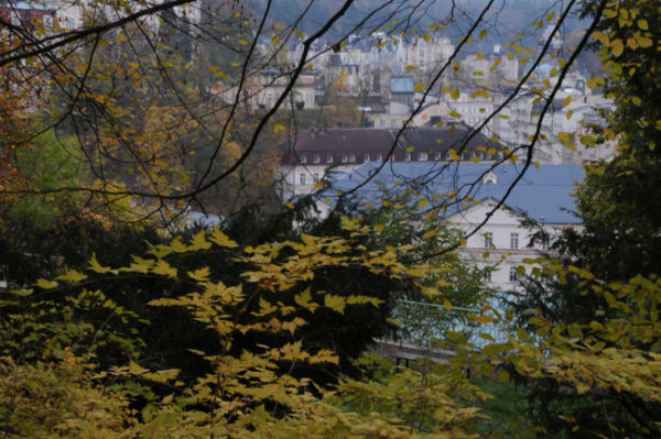  Panorama de Karlovy Váry a partir de um bosque em pleno outono. 