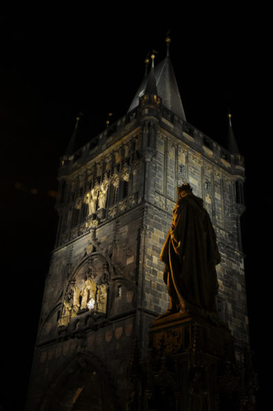 Imobilizado para sempre na pedra, a imagem gigantesca do Rei Carlos, na entrada da Ponte Carlos, parece vigiar a Cidade Velha.