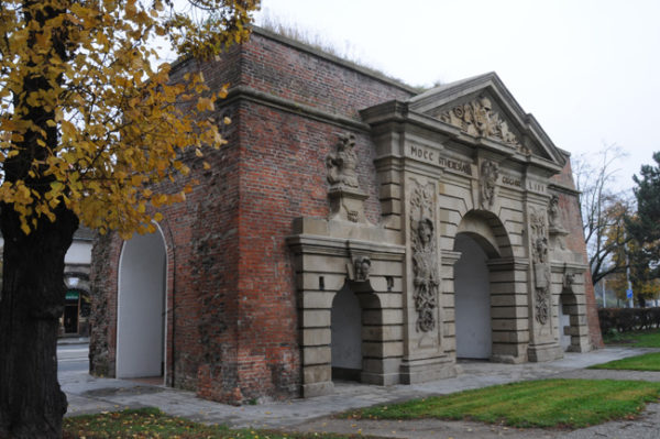 Arco homenageia a imperatriz austríaca Maria Teresa e assinala a entrada da cidade de Olomouc. Mozart passou sob esse arco quando chegou à cidade.