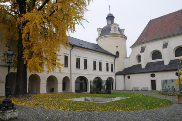 Pátio interno do Mosteiro de São Venceslau, em Olomouc, onde Mozart e sua família se refugiaram quando houve epidemia de peste em Viena.