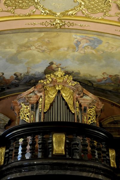 Parte superior do magnífico órgão da Capela dos Espelhos, no Clementinum, tocado por Mozart várias vezes.