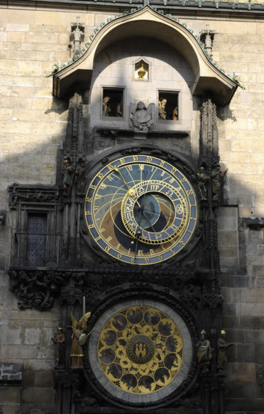 O antigo Relógio Astronômico, uma das atrações da Cidade Velha, em Praga.
