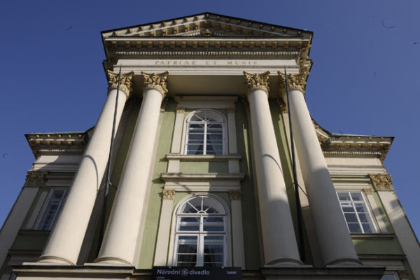 Fachada do Teatro dos Nobres, onde Mozart estreou várias óperas, inclusive o Dom Giovanni.