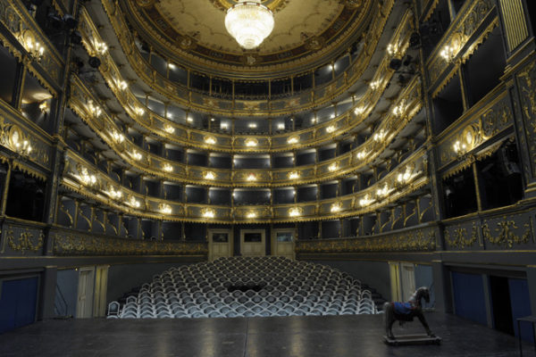 A plateia do Teatro dos Nobres, bem como quase todas as suas instalações, preservam a decoração e o mobiliário dos tempos de Mozart. 