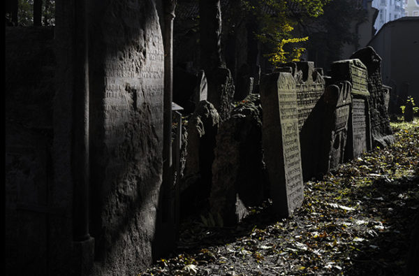 O Cemitério Judaico de Praga é um dos mais antigos e mais bonitos de toda a Europa.