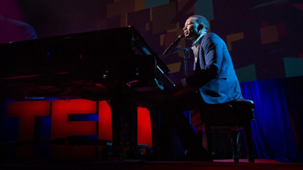 John Legend se apresenta no TED