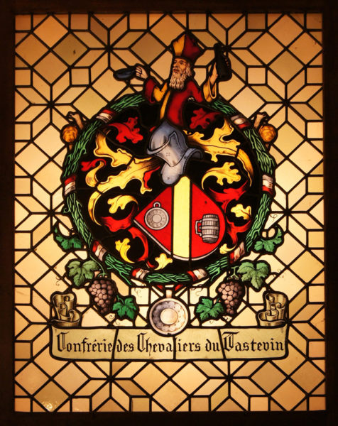 Vitral do Castelo Clos-de-Vougeot com as armas da confraria. 